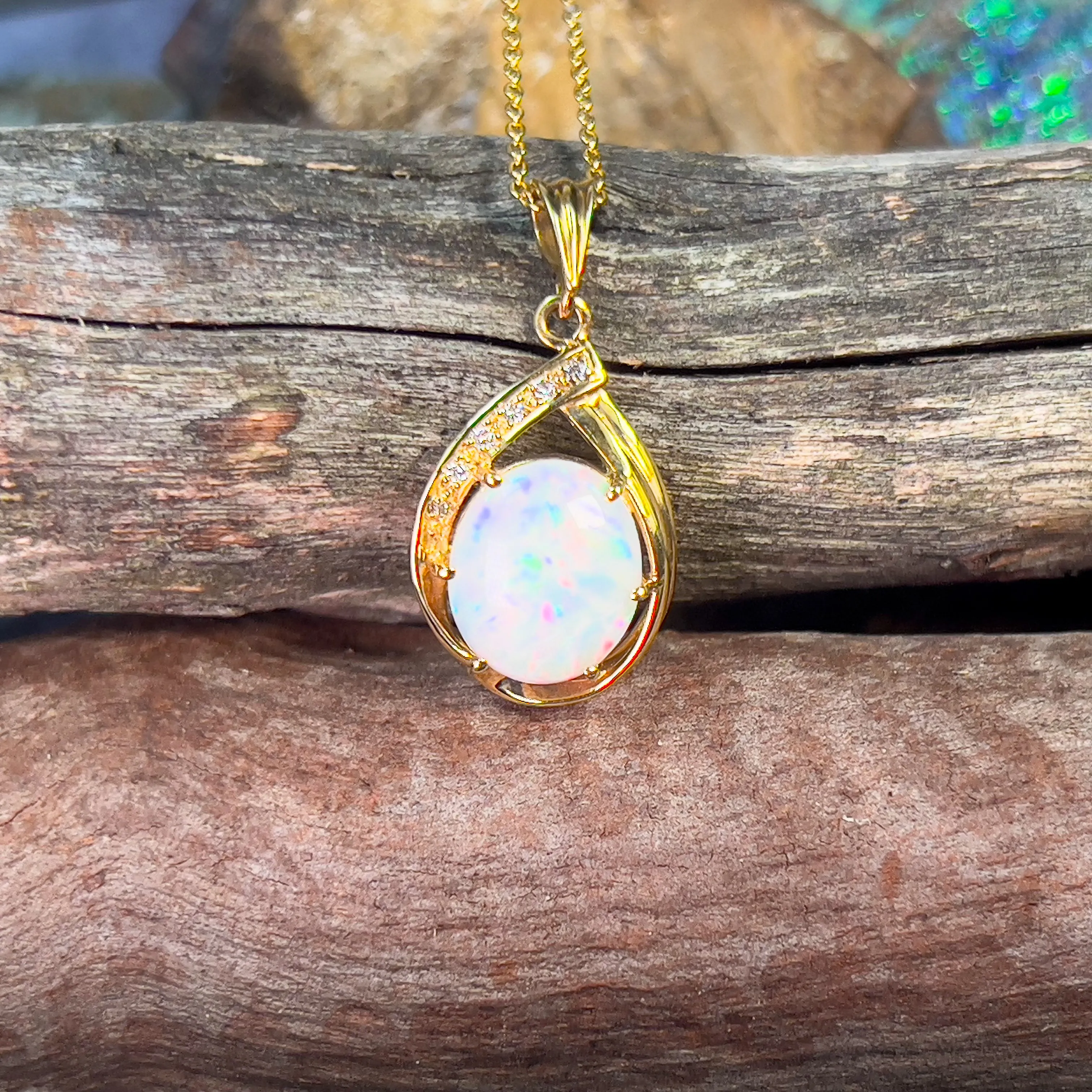 18kt Yellow Gold Light Opal 3.1ct and diamond pendant
