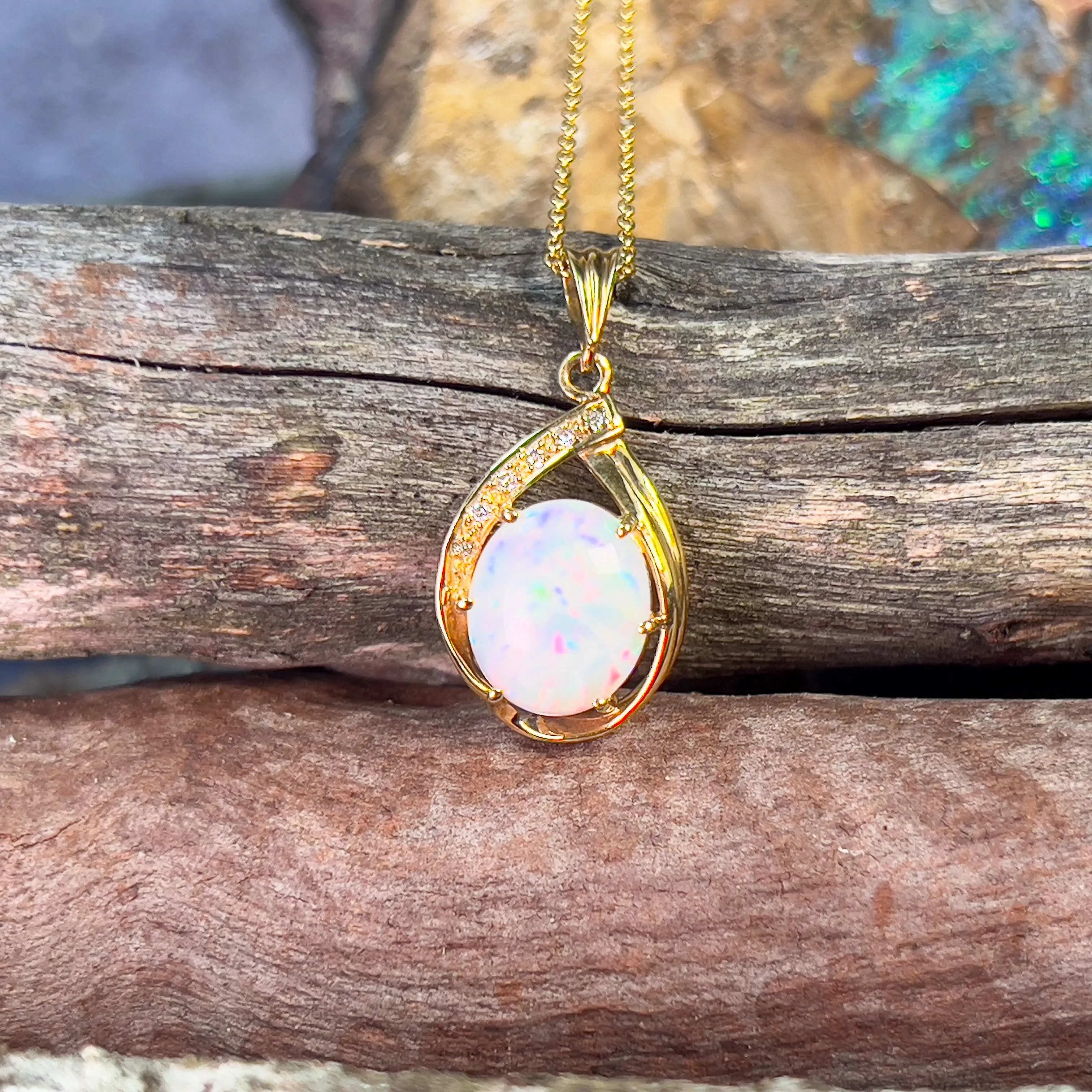 18kt Yellow Gold Light Opal 3.1ct and diamond pendant