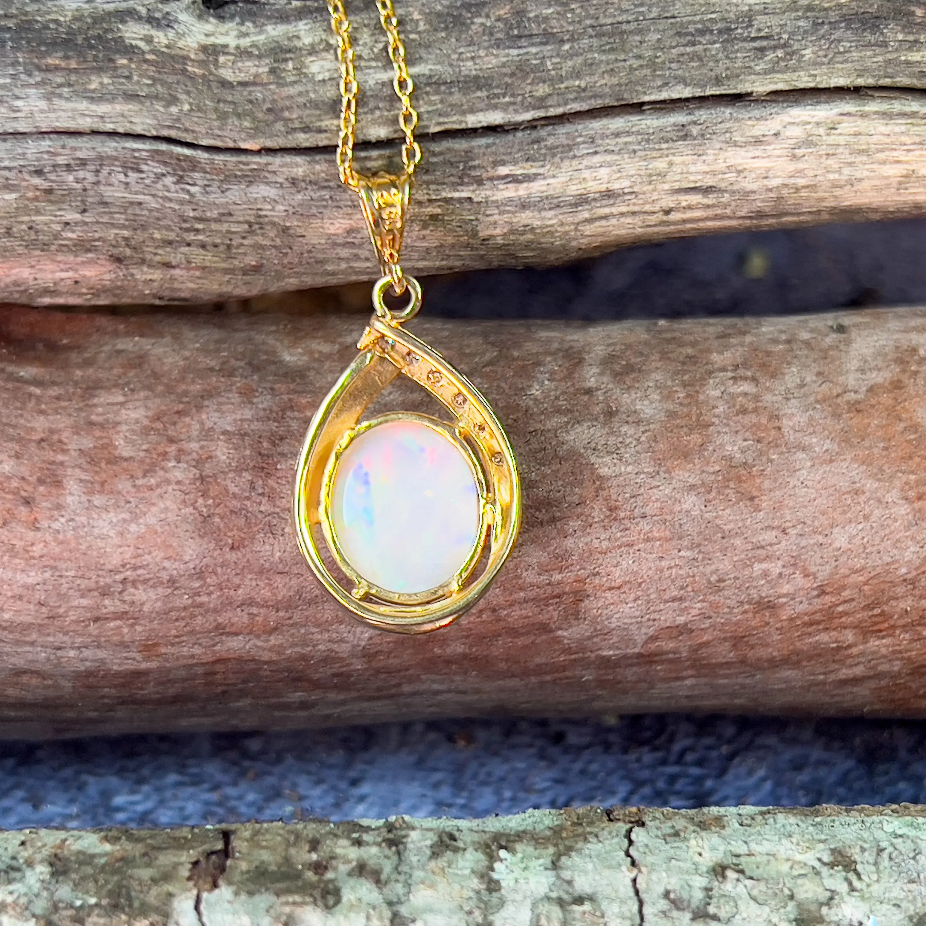 18kt Yellow Gold Light Opal 3.1ct and diamond pendant