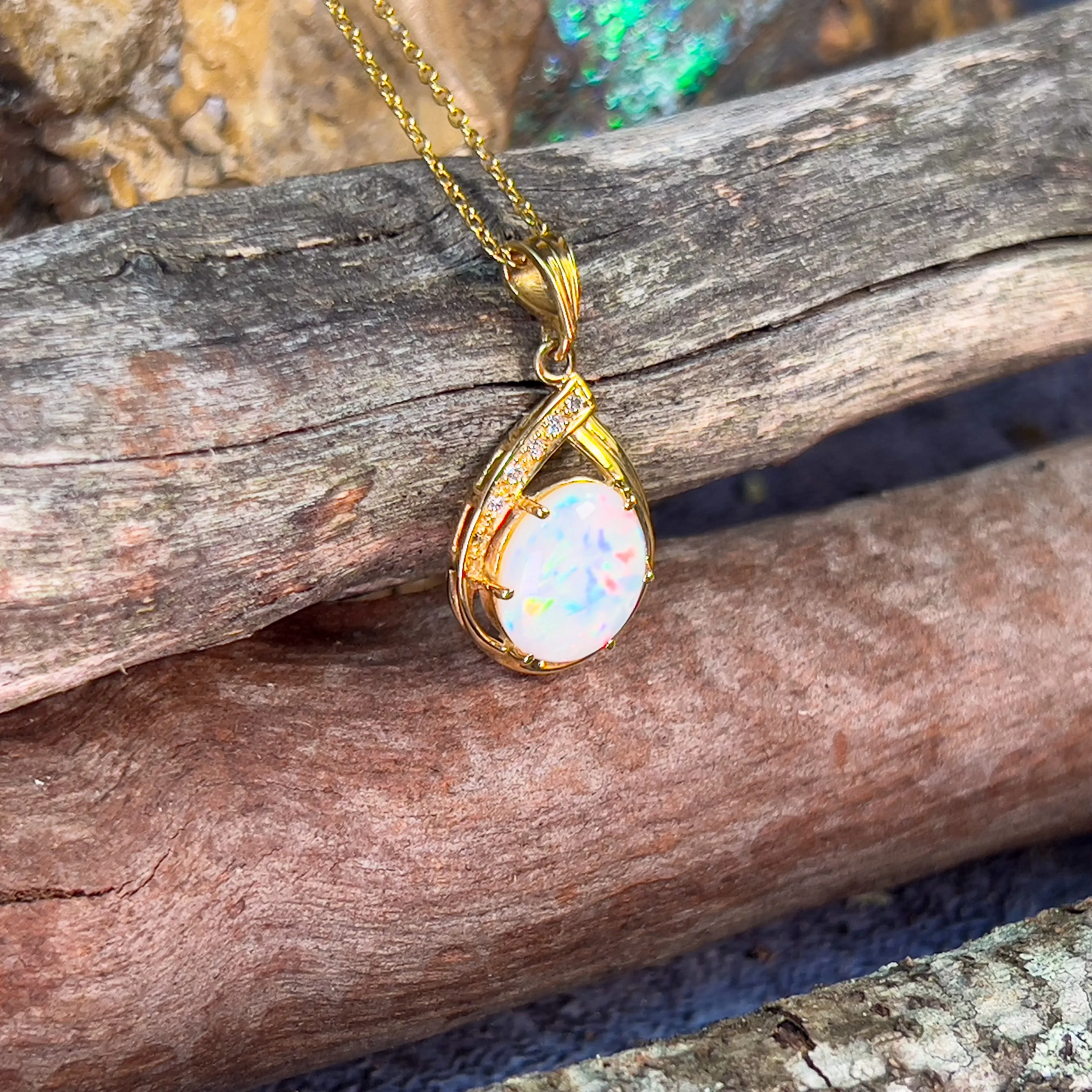 18kt Yellow Gold Light Opal 3.1ct and diamond pendant