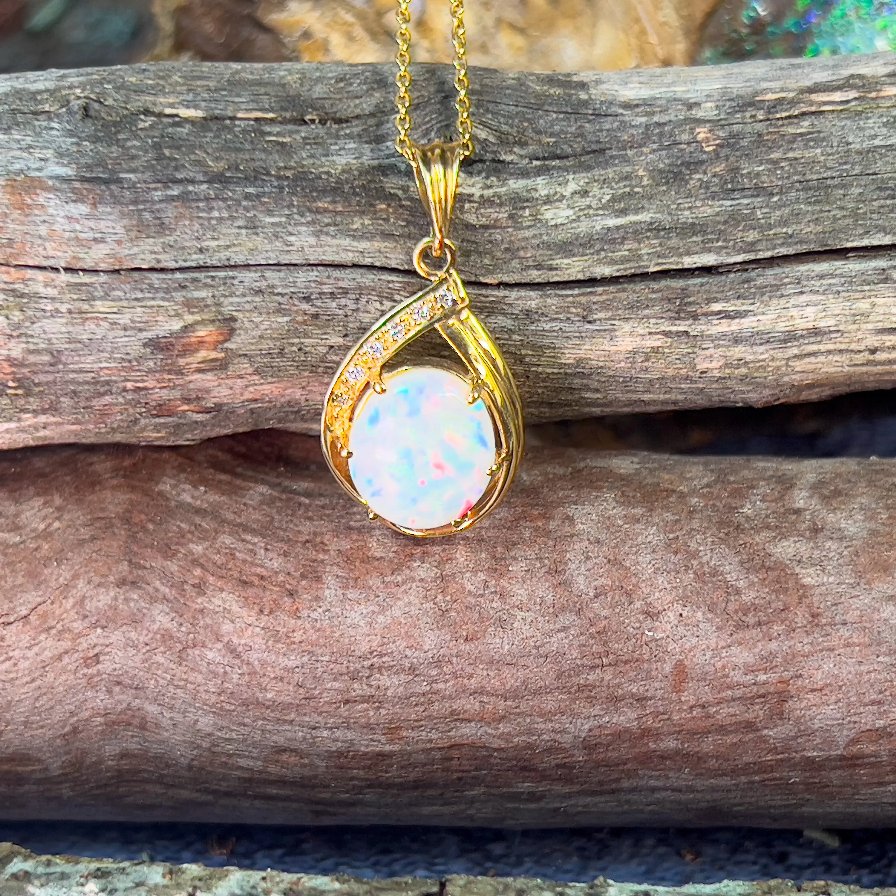 18kt Yellow Gold Light Opal 3.1ct and diamond pendant
