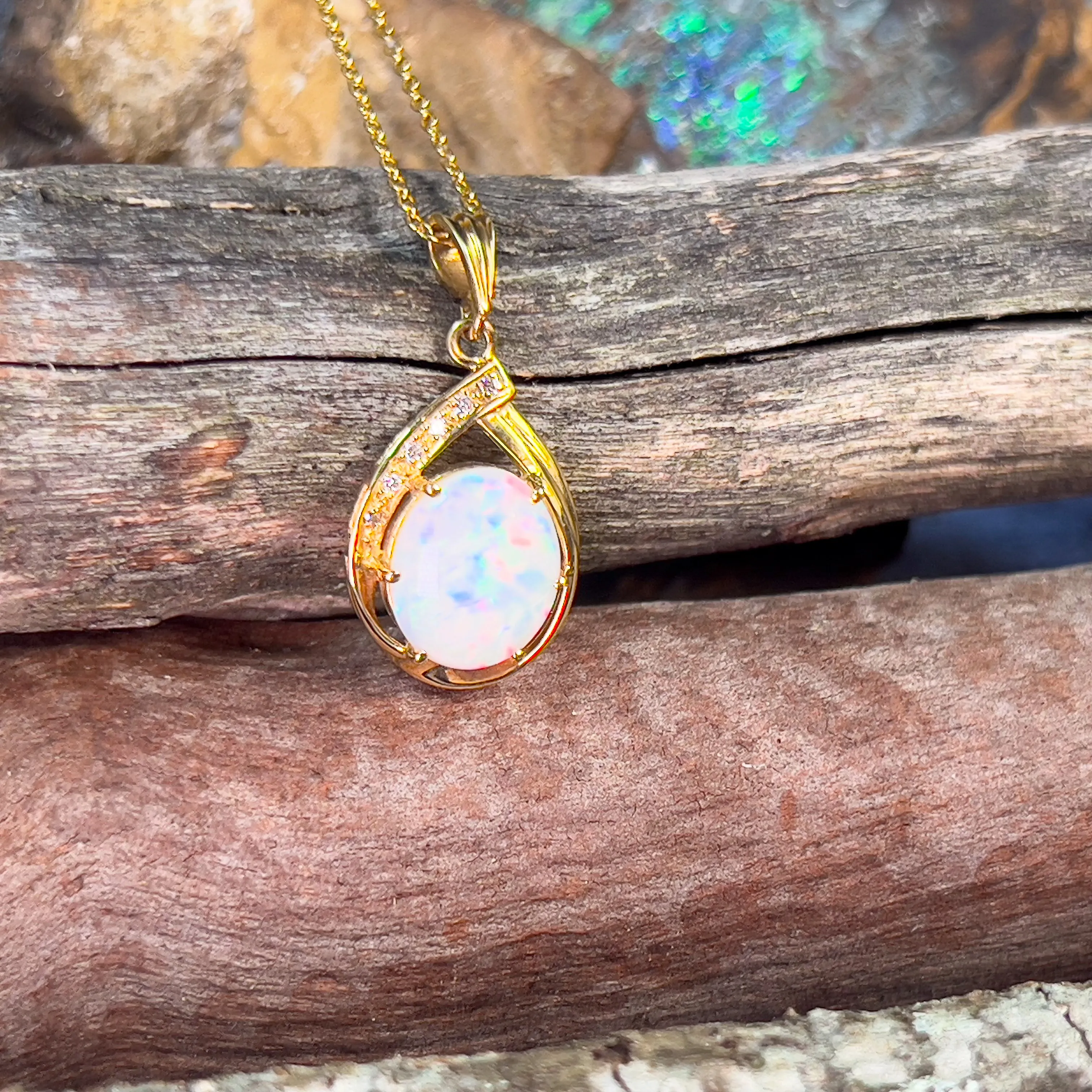 18kt Yellow Gold Light Opal 3.1ct and diamond pendant