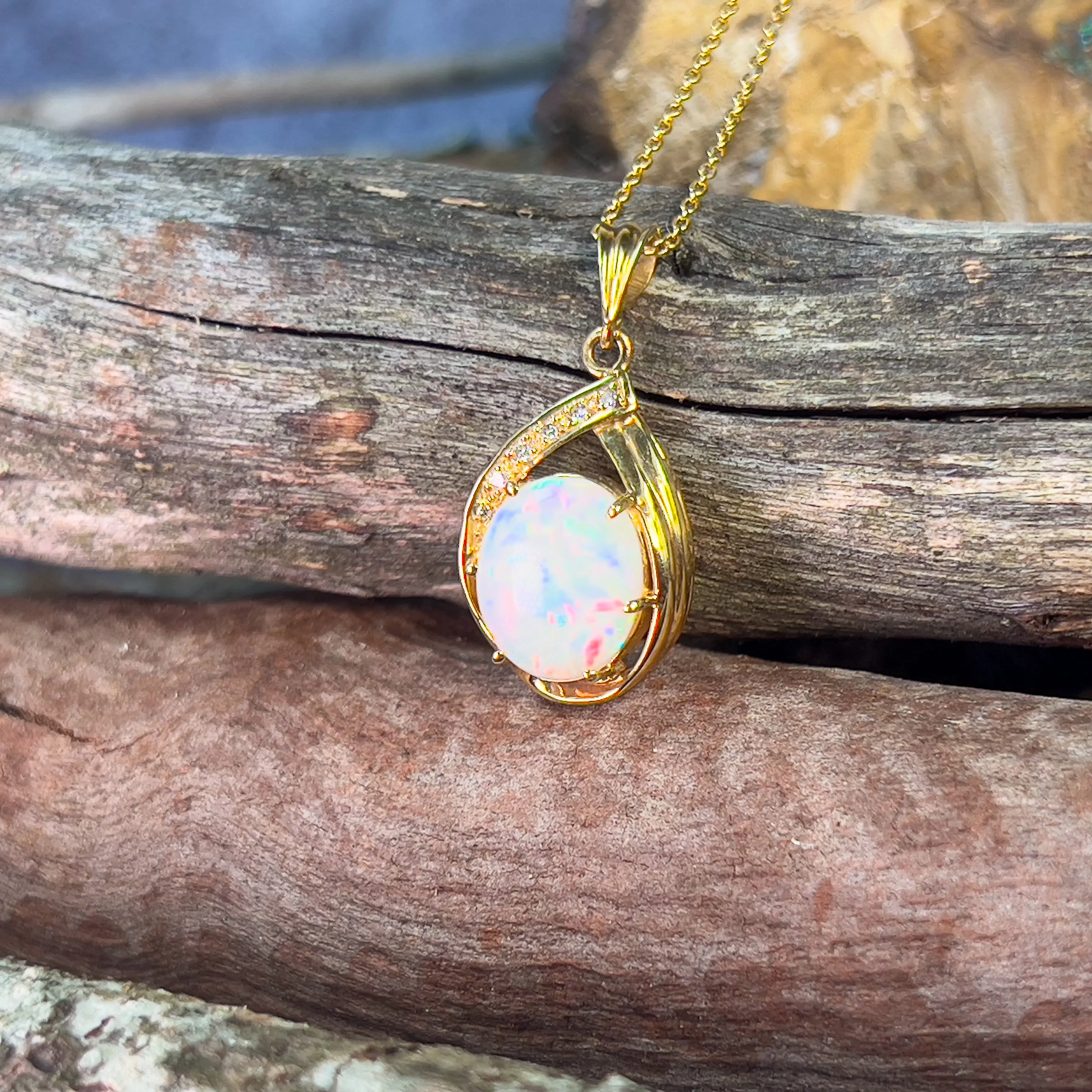 18kt Yellow Gold Light Opal 3.1ct and diamond pendant