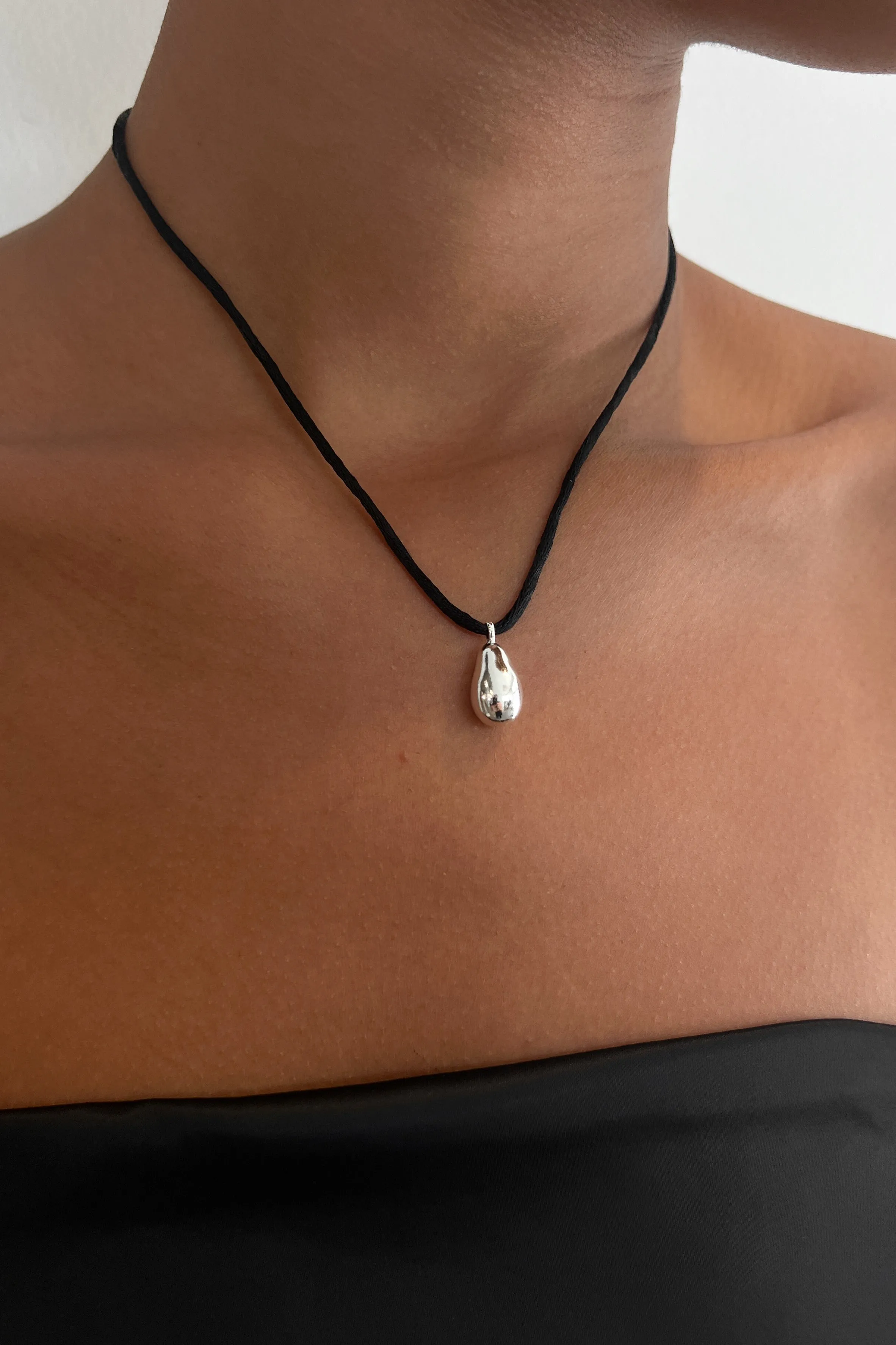 CORD NECKLACE WITH BUBBLE DROP