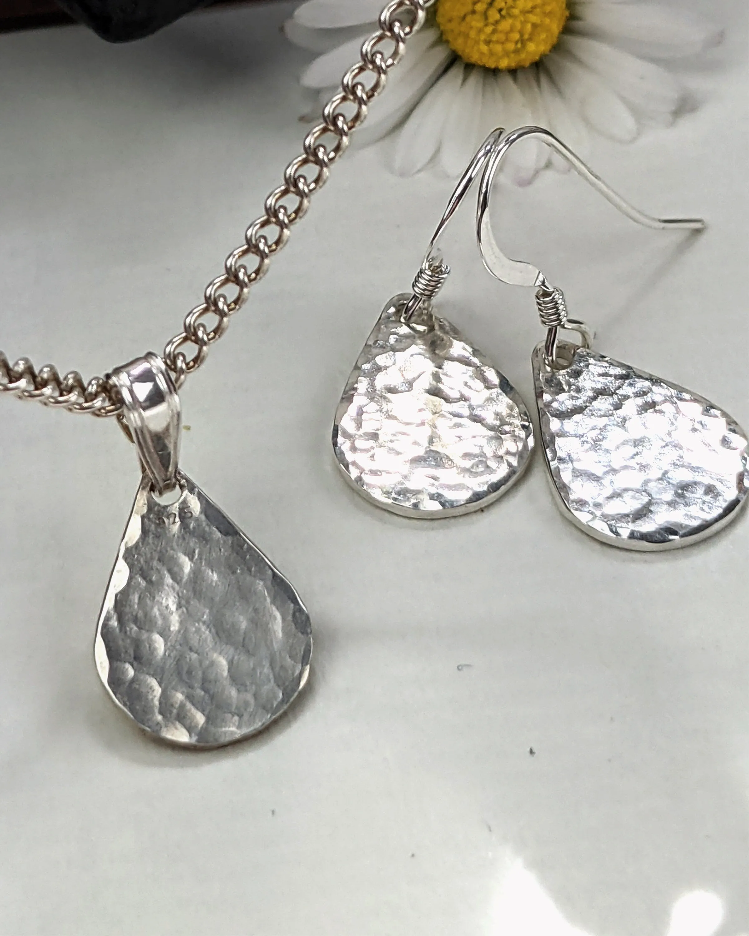 Dainty Hammered Teardrop Necklace // everyday use teardrop necklace, timeless geometrical pendant, hammered silver charm