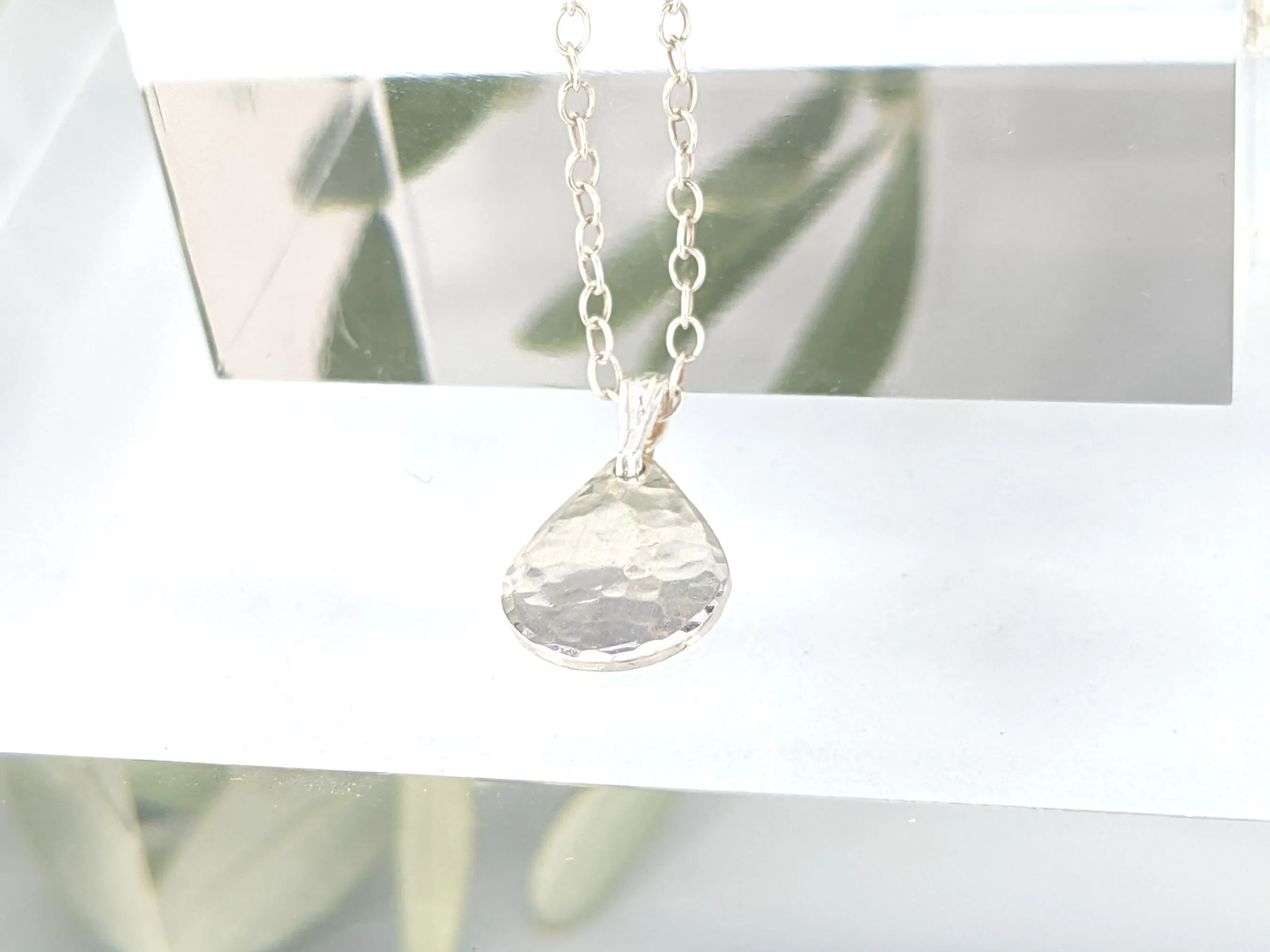 Dainty Hammered Teardrop Necklace // everyday use teardrop necklace, timeless geometrical pendant, hammered silver charm