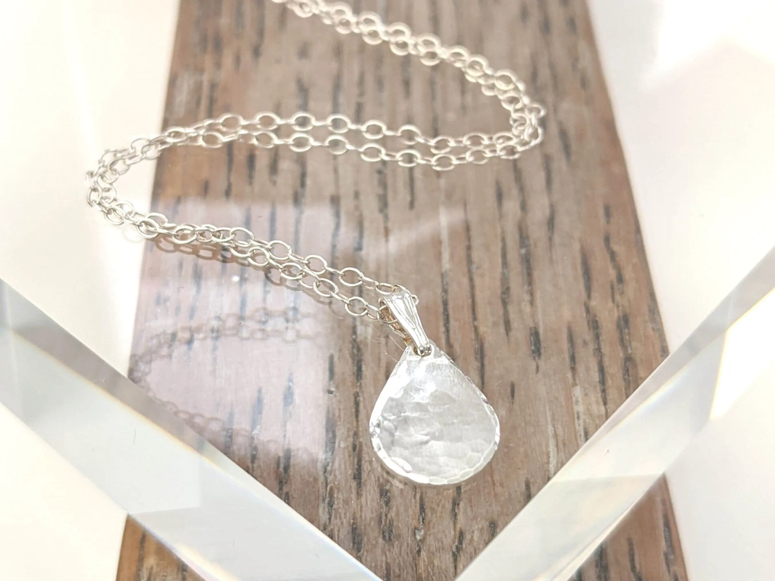 Dainty Hammered Teardrop Necklace // everyday use teardrop necklace, timeless geometrical pendant, hammered silver charm