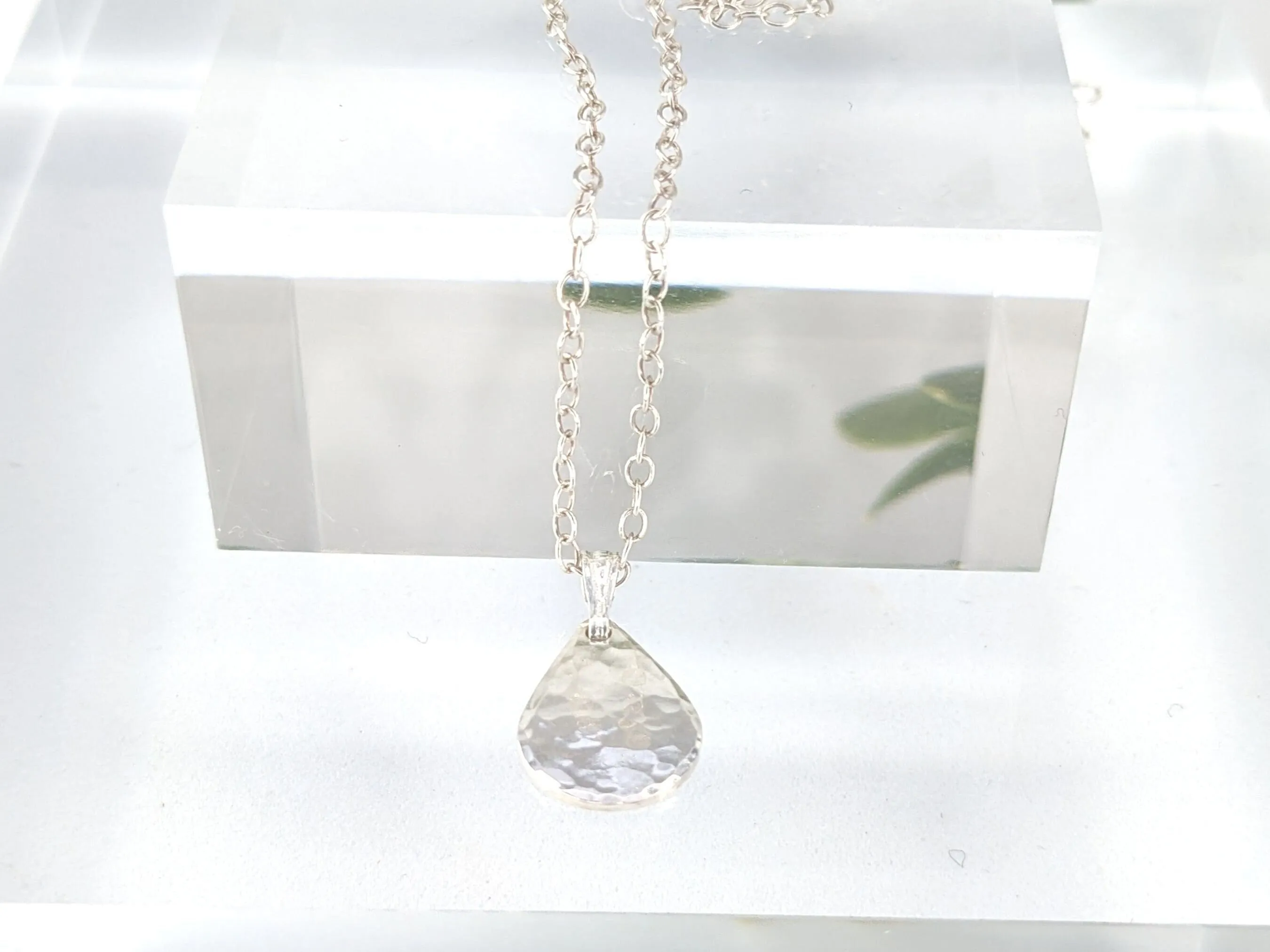 Dainty Hammered Teardrop Necklace // everyday use teardrop necklace, timeless geometrical pendant, hammered silver charm