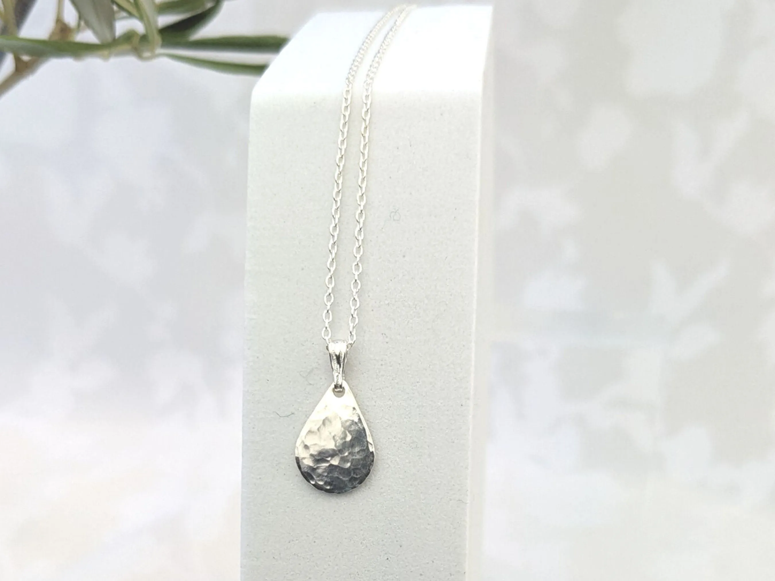 Dainty Hammered Teardrop Necklace // everyday use teardrop necklace, timeless geometrical pendant, hammered silver charm