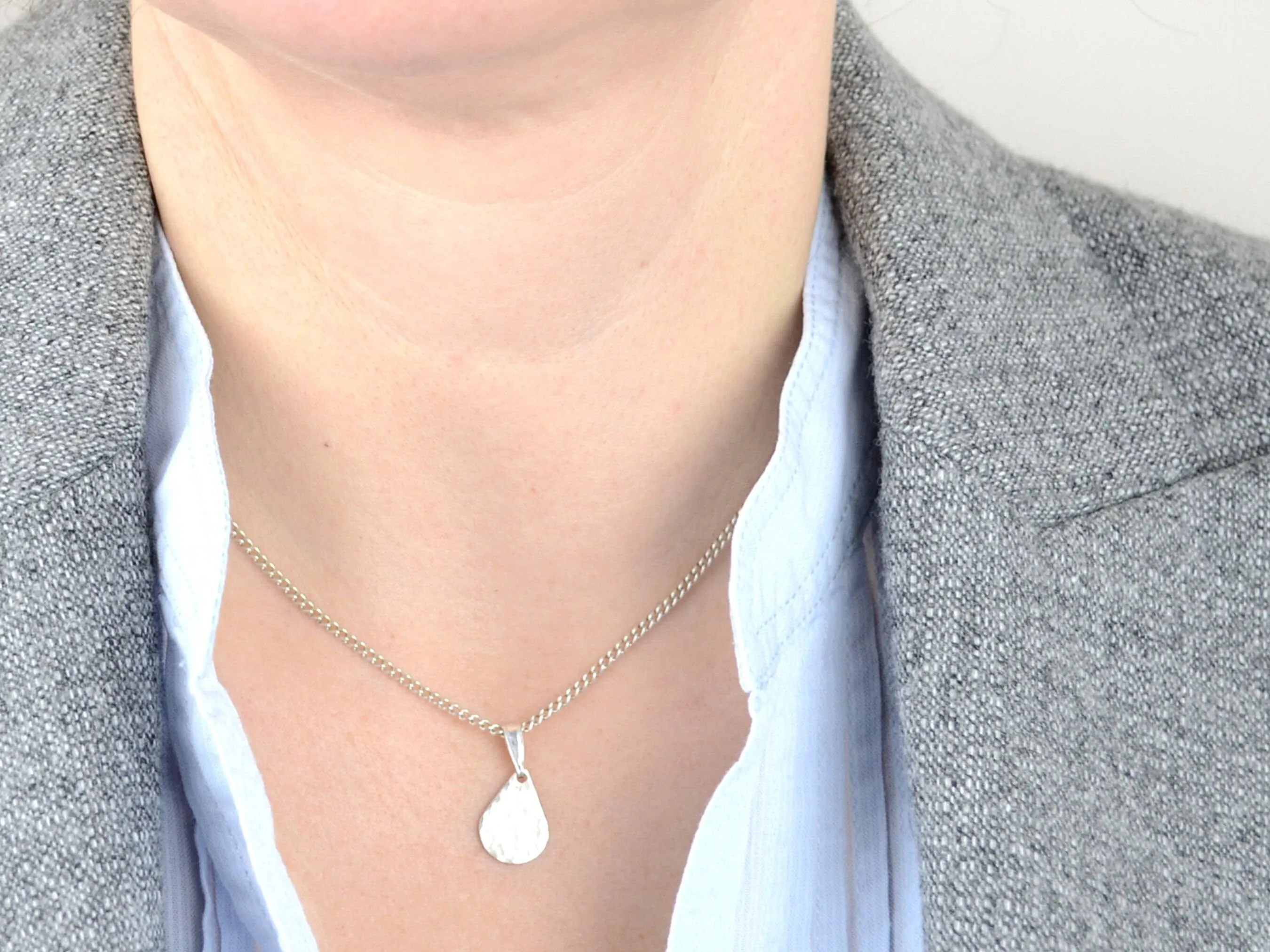Dainty Hammered Teardrop Necklace // everyday use teardrop necklace, timeless geometrical pendant, hammered silver charm