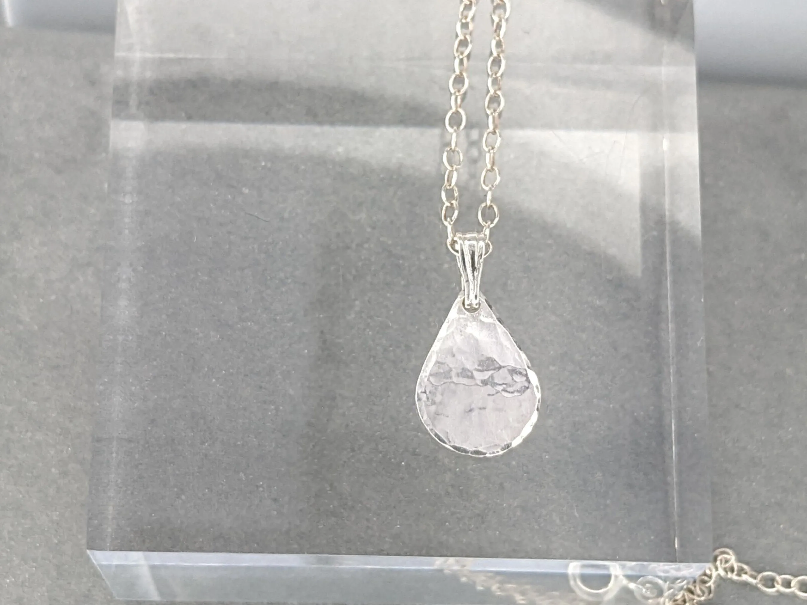 Dainty Hammered Teardrop Necklace // everyday use teardrop necklace, timeless geometrical pendant, hammered silver charm