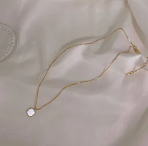 Gold-Plated Minimalist Necklace with Mother of Pearl Pendant – Elegant and Timeless Jewelry-jltn0566
